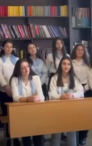 Дети поют песни о войне