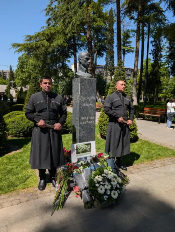 Возложение цветов к бюсту Мелитона Кантария
