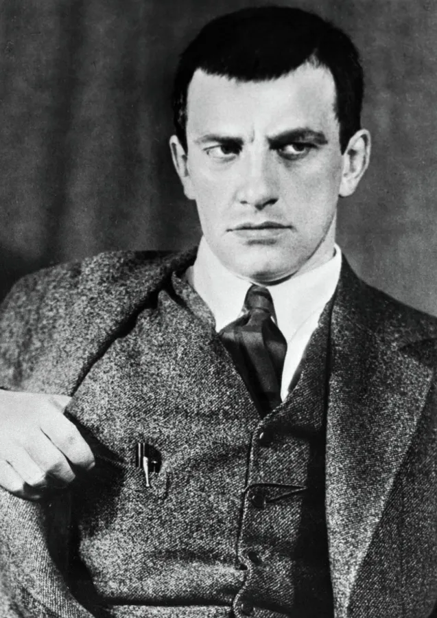 Прогулка с Владимиром МАЯКОВСКИМ